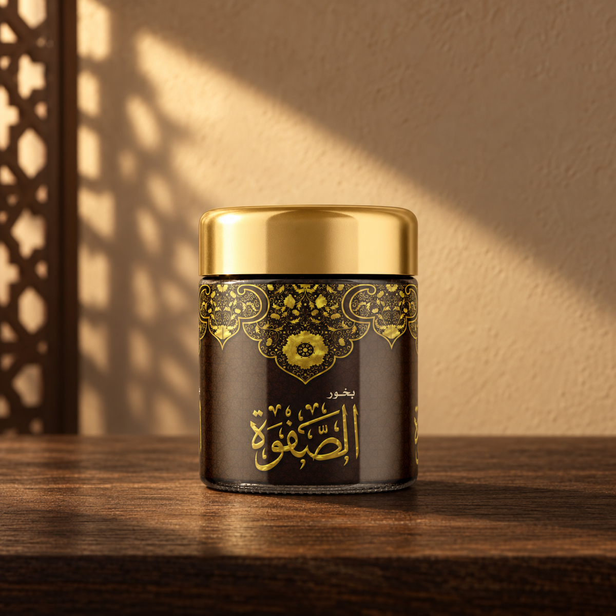 بخور الصفوة 40 غم من سدر الخليج؛ برطمان بغطاء ذهبي وملصق داكن مزخرف على خشب في ضوء الشمس.