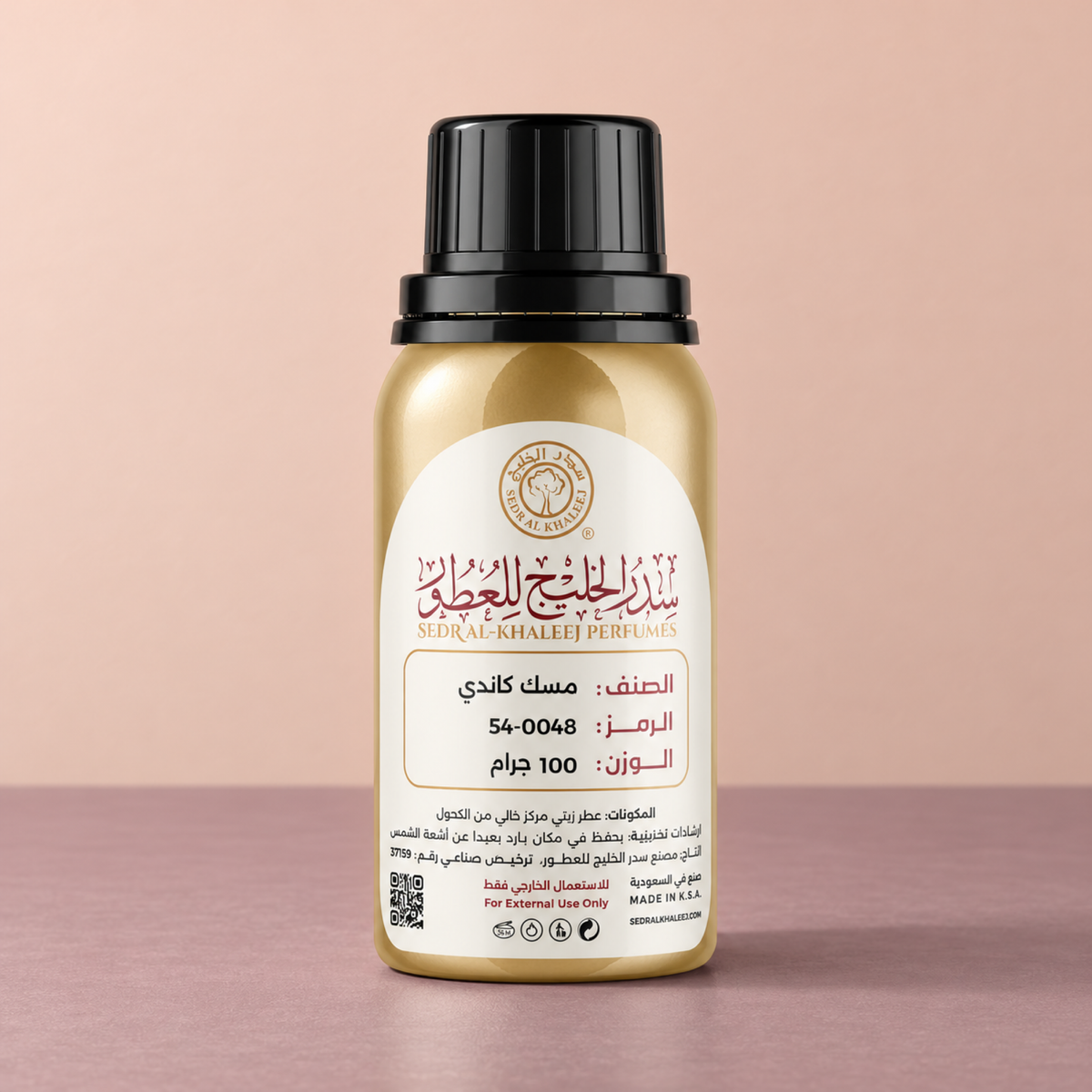 عطر زيتي مسك كاندي من سدر الخليج؛ عبوة أصلية مغلقة على سيراميك ليلكي وخلفية خوخية بودرية بضوء أبيض ناعم.