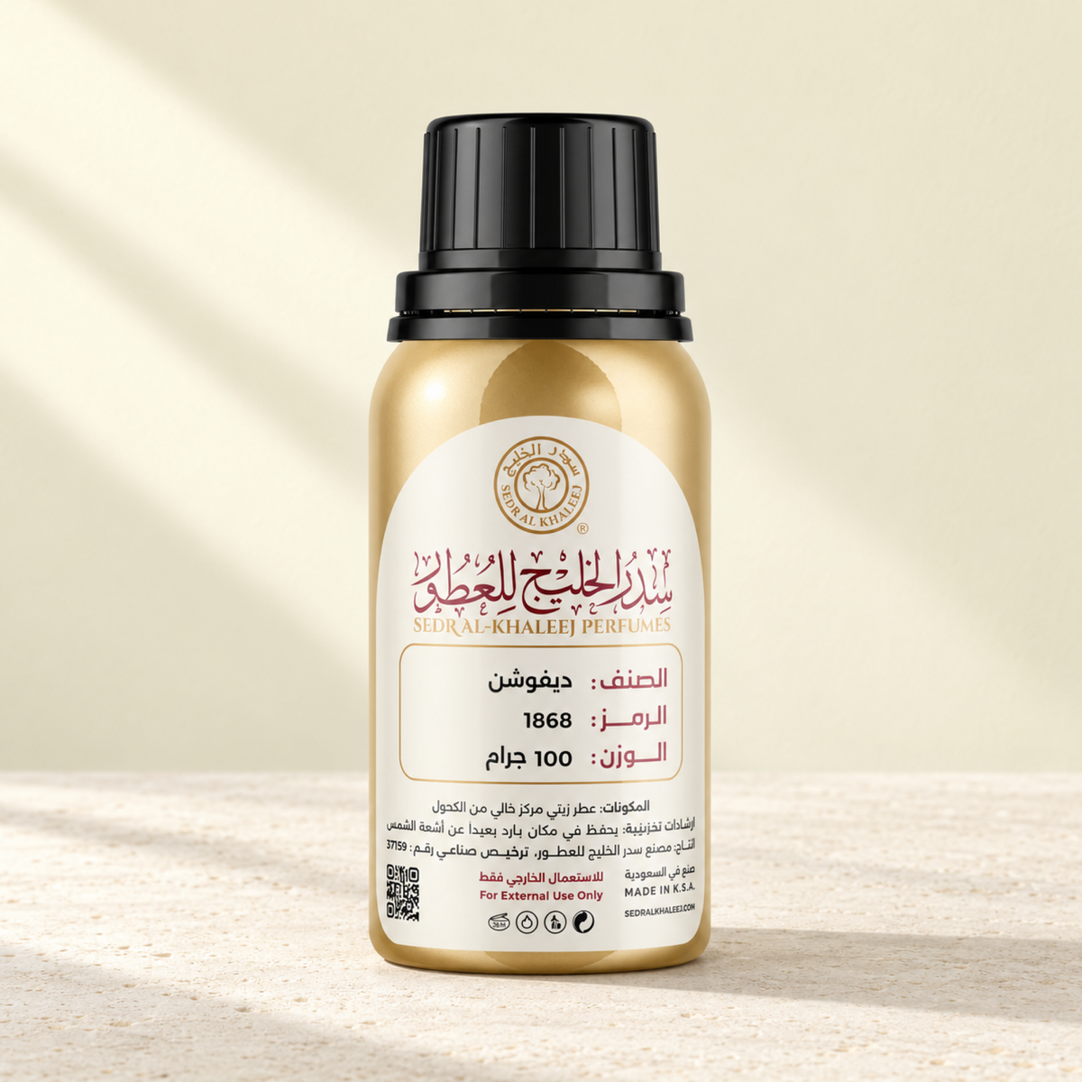 عطر زيتي مستوحى من عطر ديفوشن من سدر الخليج؛ حجر جيري عاجي وخلفية ليمونية كريمية بضوء صباح مائل، العبوة الأصلية مغلقة.