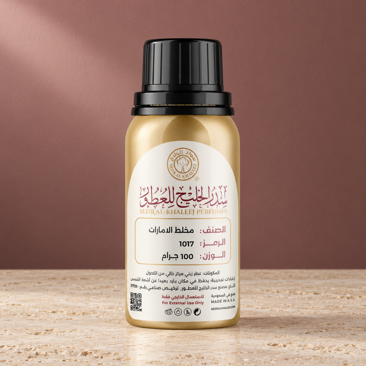 زيت عطري مخلط الإمارات من سدر الخليج؛ ترافرتين كريمي وخلفية بلون خشب الورد بضوء محايد، العبوة الأصلية مغلقة.