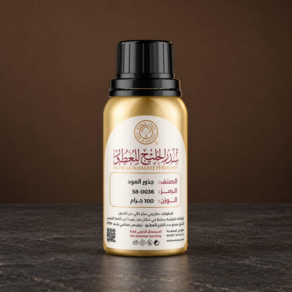 زيت عطري جذور العود من سدر الخليج؛ بازلت أسود وخلفية بنية رمادية عميقة بضوء محايد وحافة دافئة، العبوة الأصلية مغلقة.