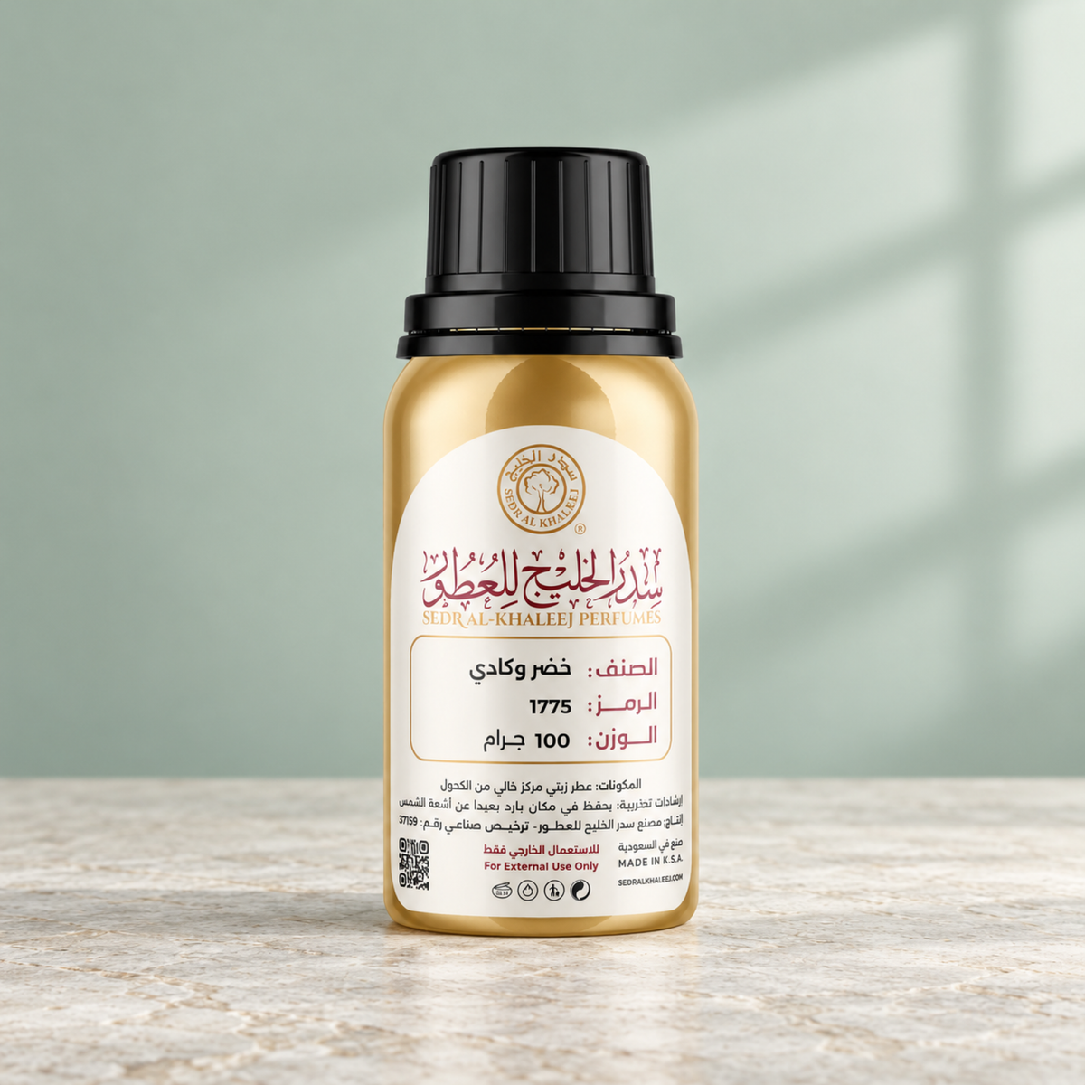 زيت عطري خضر وكادي من سدر الخليج؛ حجر معدني فاتح وخلفية خضراء أوكالبتوس بضوء نافذة بارد، العبوة الأصلية مغلقة.