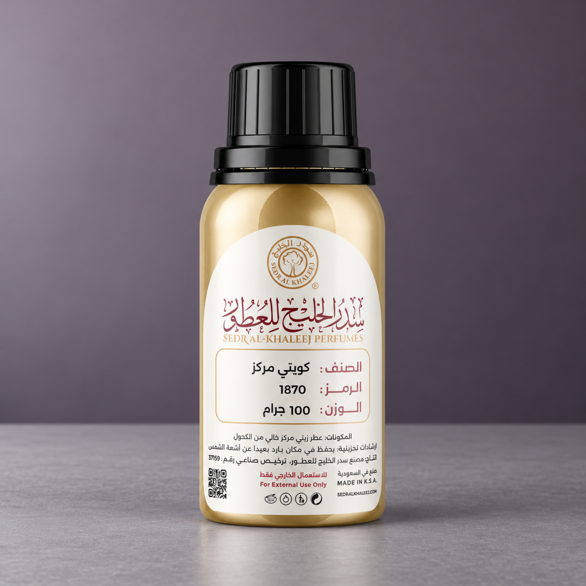 عطر زيتي كويتي من سدر الخليج؛ عبوة أصلية مغلقة على راتنج رمادي بارد وخلفية باذنجاني رمادي بإضاءة هادئة.