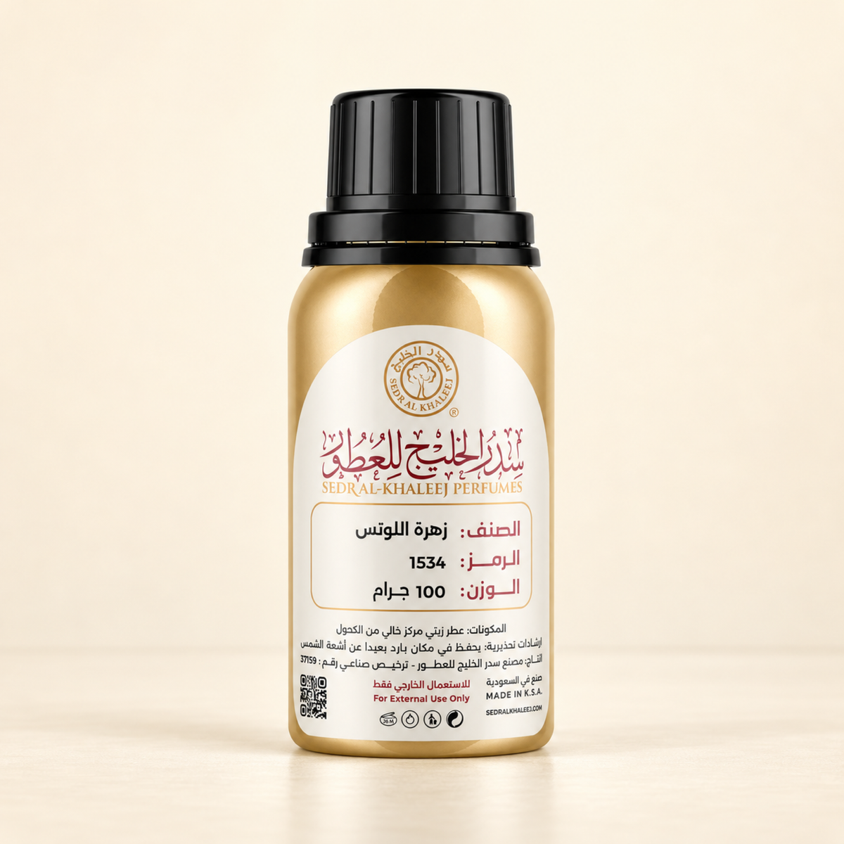 زيت عطري زهرة اللوتس من سدر الخليج؛ عبوة أصلية مغلقة على سيراميك عاجي وخلفية كريمي زبدي فاتح بإضاءة هادئة.