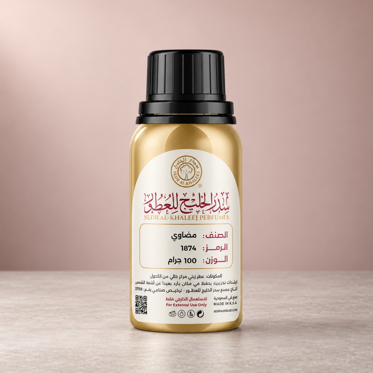 عطر زيتي مستوحى من عطر مضاوي من سدر الخليج؛ عبوة أصلية مغلقة على راتنج معدني لؤلؤي وخلفية لاتيه وردي بإضاءة هادئة.