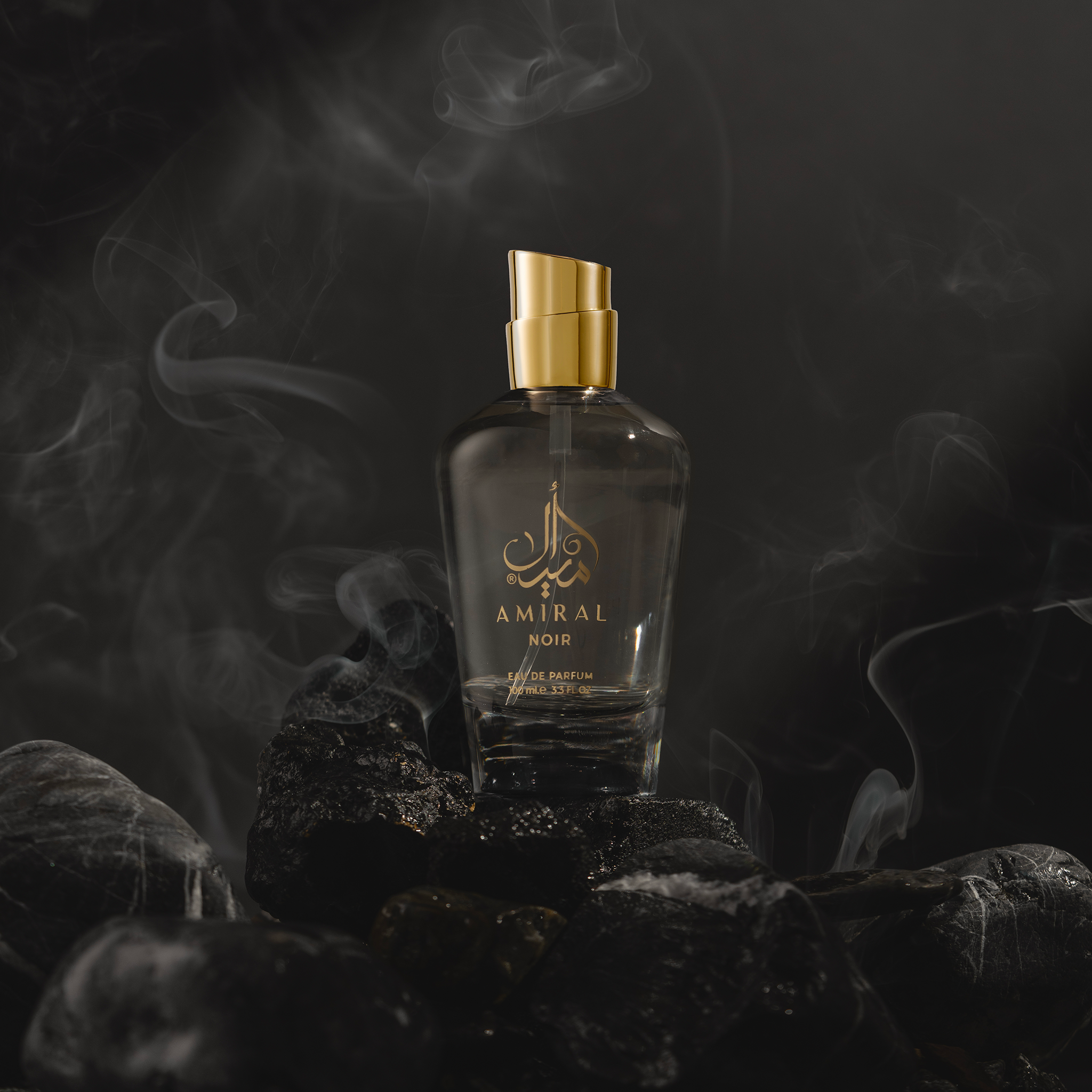 زجاجة عطر أميرال نوير وسط الدخان