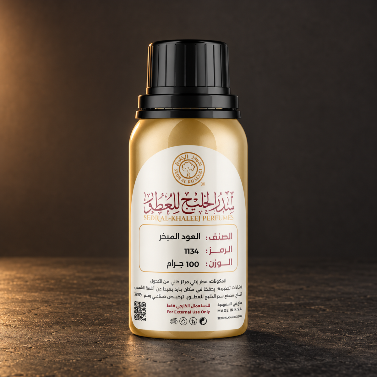 زيت عطري العود المبخر من سدر الخليج؛ بازلت فحمي وخلفية بنية عميقة بضوء حواف دافئ، العبوة الأصلية مغلقة.