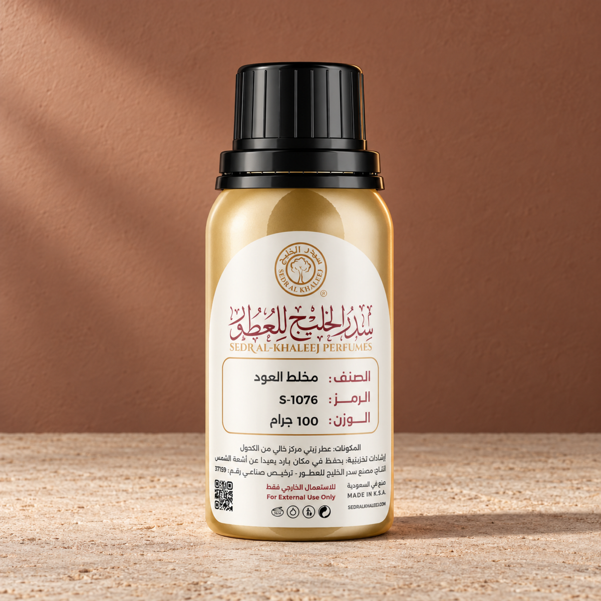 عطر زيتي مخلط العود من سدر الخليج؛ حجر رملي فاتح وخلفية طوبية مطفأة بضوء جانبي واضح، العبوة الأصلية مغلقة.