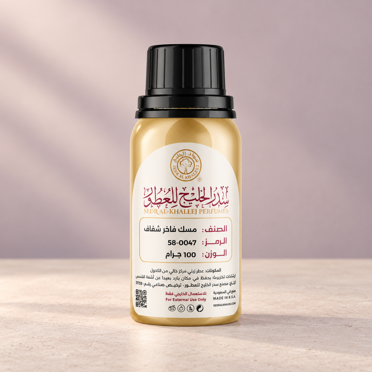 زيت عطري مسك فاخر شفاف من سدر الخليج؛ خرسانة كريمية وخلفية مشمشية ليلكية بضوء علوي ناعم، العبوة الأصلية مغلقة.