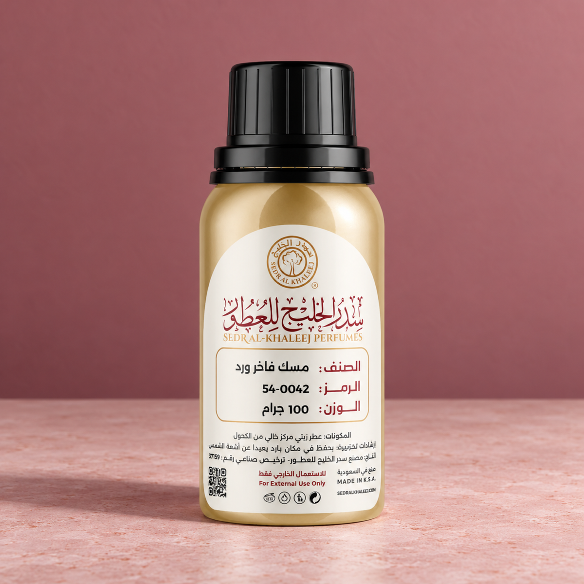 عطر زيتي مسك فاخر ورد من سدر الخليج؛ حجر جيري وردي وخلفية توتية مطفأة بضوء جانبي ناعم، العبوة الأصلية مغلقة.