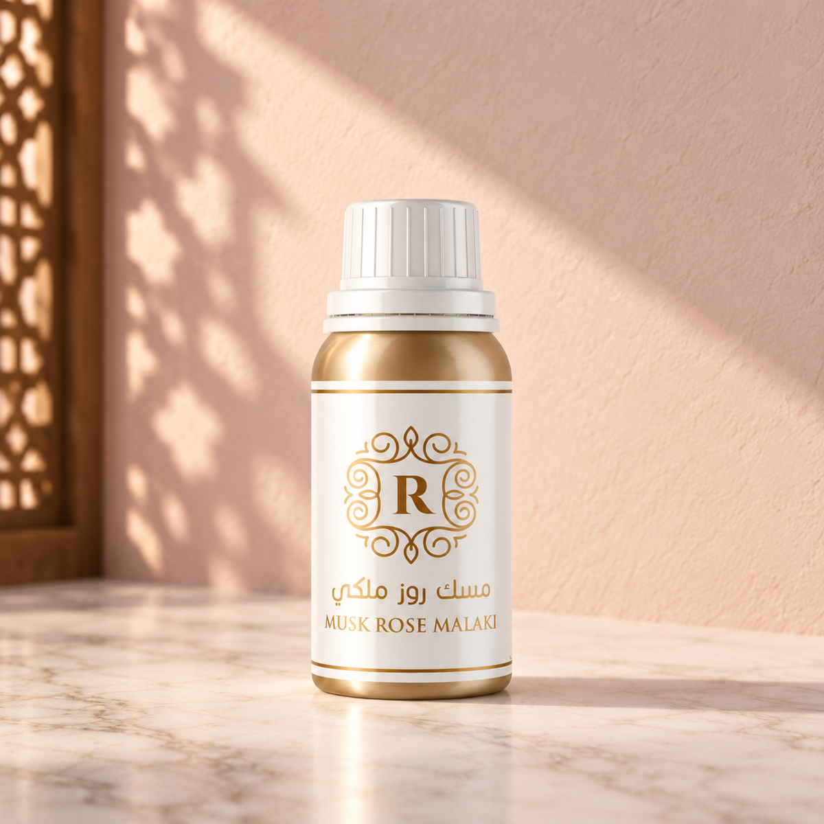 زيت عطري مسك روز ملكي 100 جرام من سدر الخليج؛ عبوة معدنية بملصق أبيض وزخرفة ذهبية وغطاء أبيض فوق رخام فاتح، أمام جدار وردي مع شمس مائلة وظل مشربية.