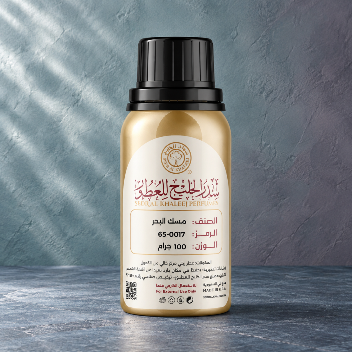 عطر زيتي مسك البحر من سدر الخليج؛ عبوة أصلية مغلقة على أردواز أزرق وخلفية زرقاء مخضرة هادئة بضوء نهاري بارد ومحايد.