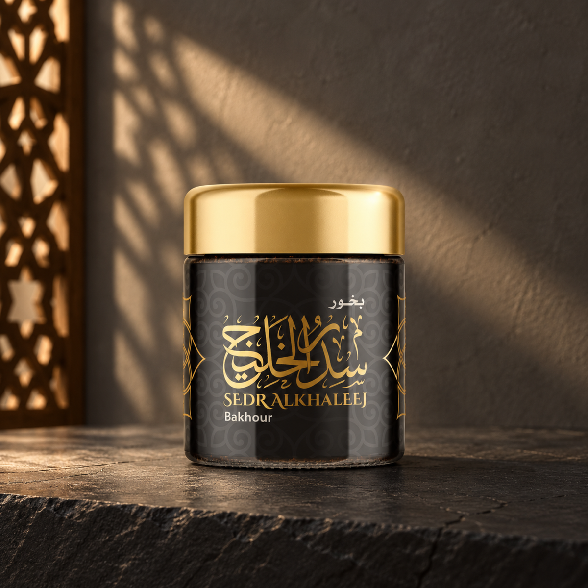 بخور سدر الخليج 40 جرام؛ عبوة سوداء بغطاء ذهبي على حجر أسود أمام جدار فحمي في ضوء شمس مائل.