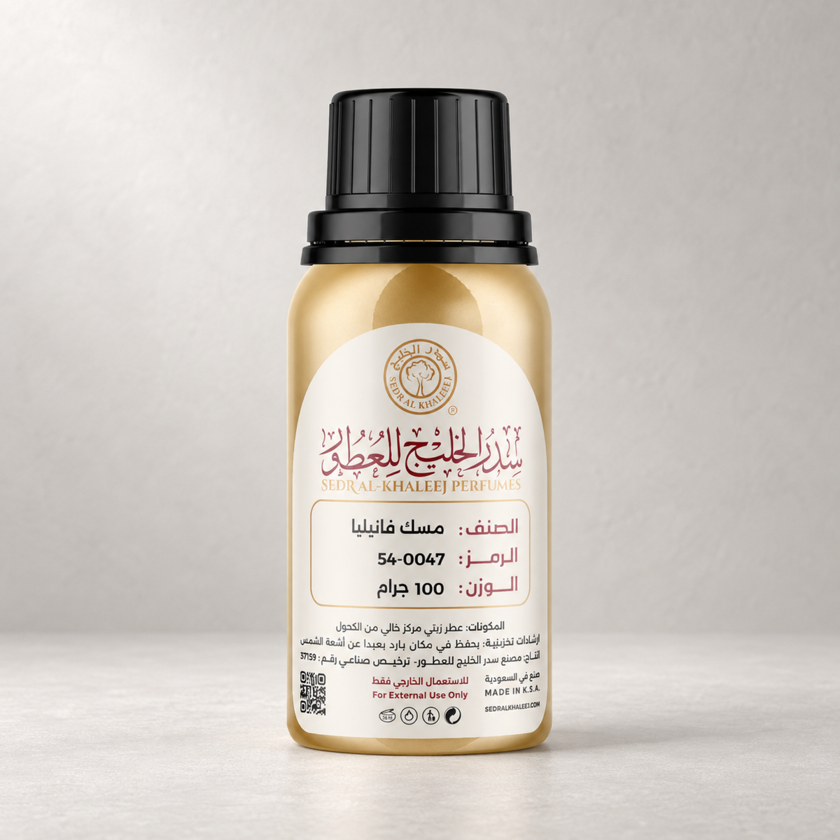 عطر زيتي مسك فانيليا من سدر الخليج؛ عبوة أصلية مغلقة على خزف عاجي مطفأ وخلفية لؤلؤية رمادية بضوء أبيض منتشر.