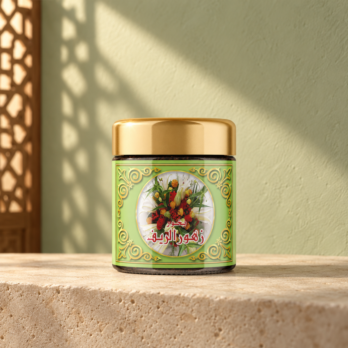بخور زهور الريف 40 غم من سدر الخليج؛ عبوة خضراء بغطاء ذهبي على حجر جيري أمام جدار أخضر فاتح في ضوء شمس مائل.