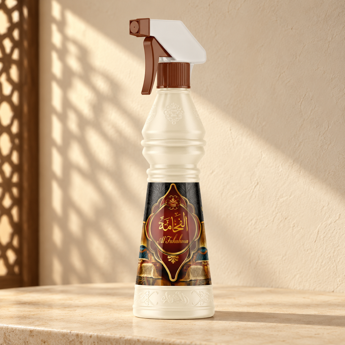 معطر الأجواء الفخامة 500 مل من سدر الخليج؛ عبوة على حجر كريمي أمام جدار فاتح في ضوء الشمس وظل مشربية.