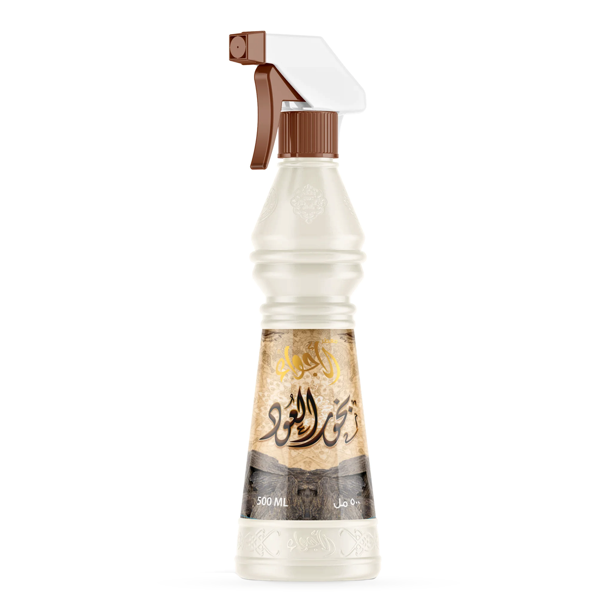 معطر الأجواء العود 500 مل: عبوة بيضاء ببخاخ بني وملصق بصورة قطع عود على خلفية بيضاء