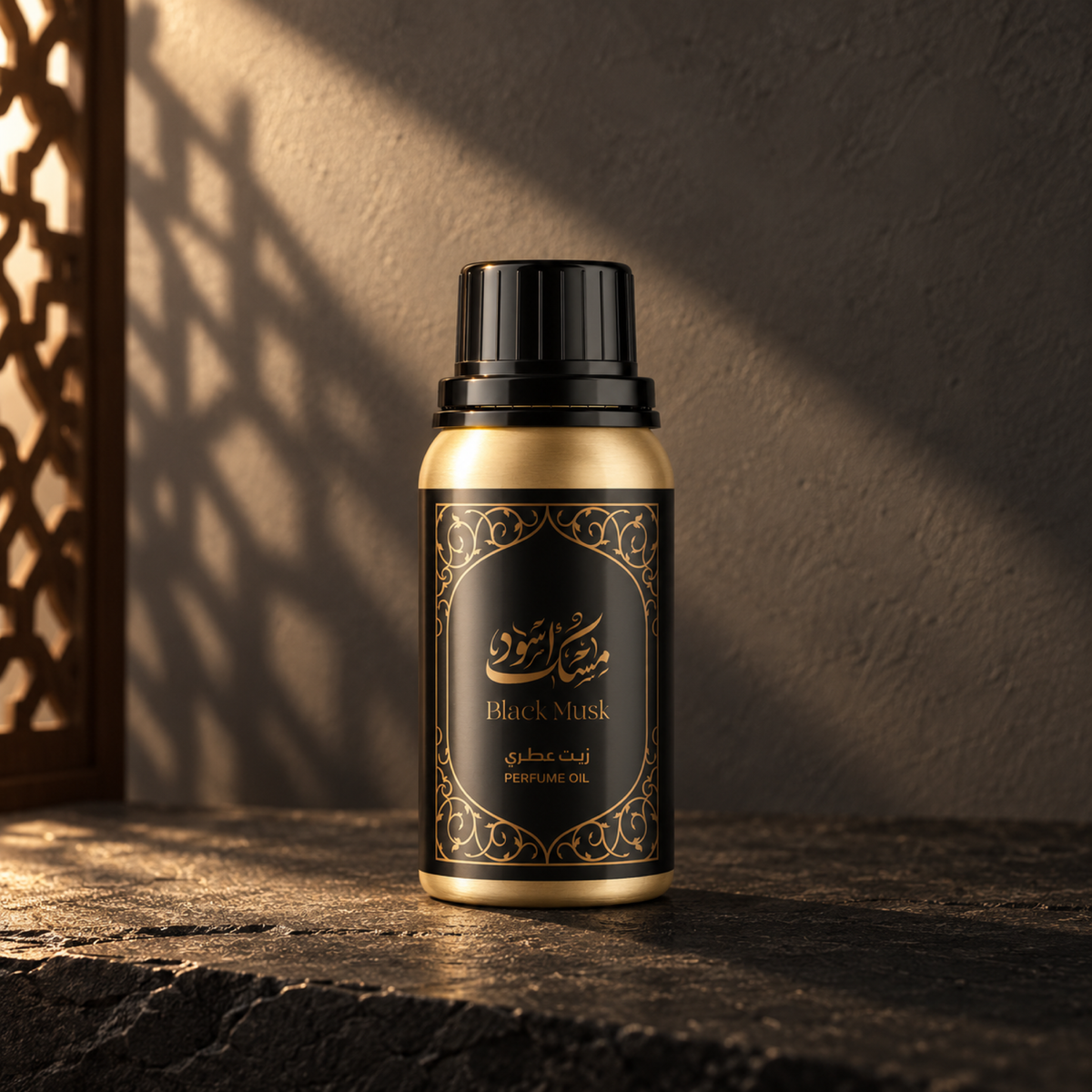 زيت عطري مسك أسود 100 جرام من سدر الخليج؛ عبوة معدنية بملصق أسود وزخارف ذهبية وغطاء أسود فوق حجر داكن، أمام جدار فحمي مع شمس مائلة وظل مشربية.