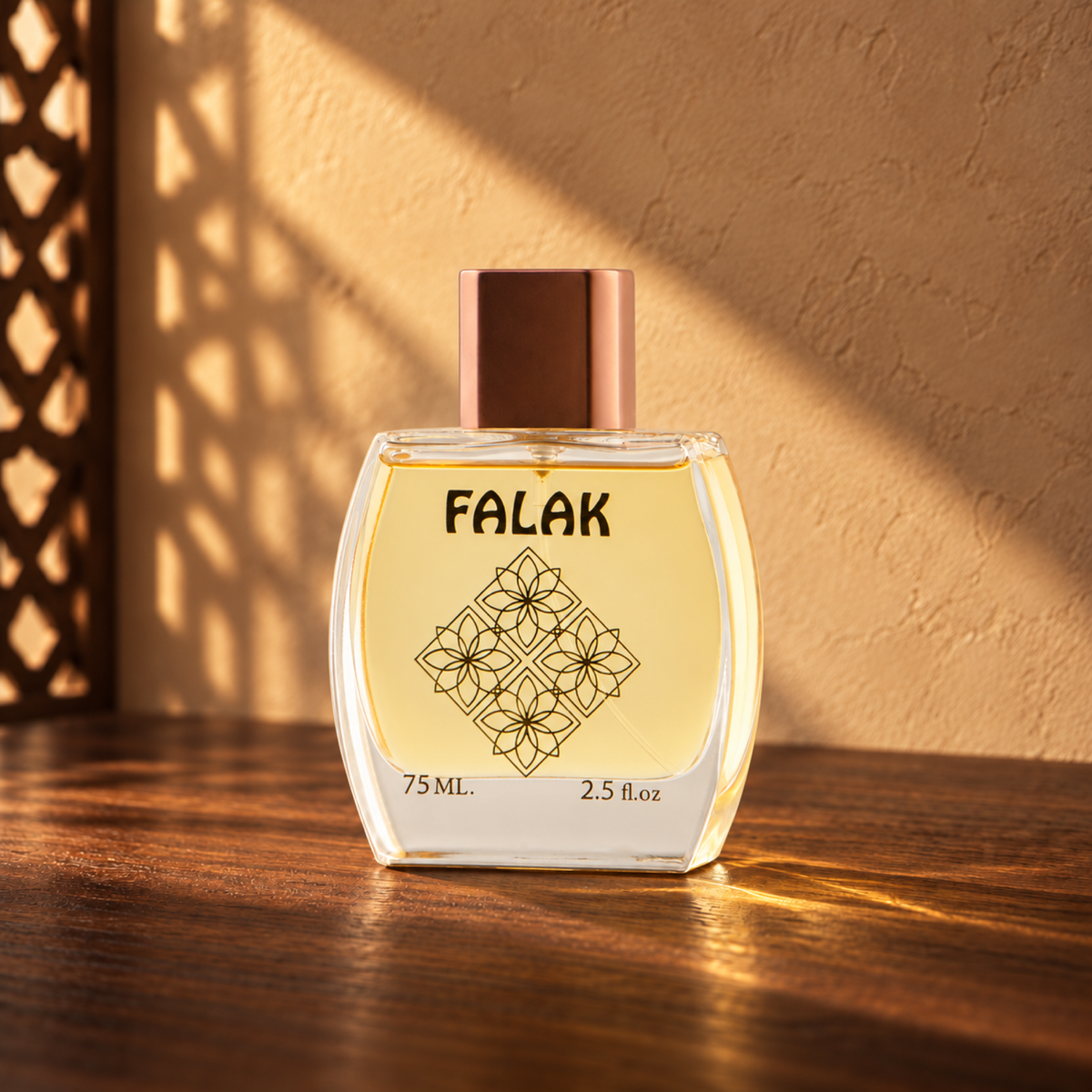 قارورة عطر فلك 75 مل بغطاء نحاسي على سطح خشب جوز، أمام جدار رملي تتخلله إضاءة شمس مائلة وظل مشربية.
