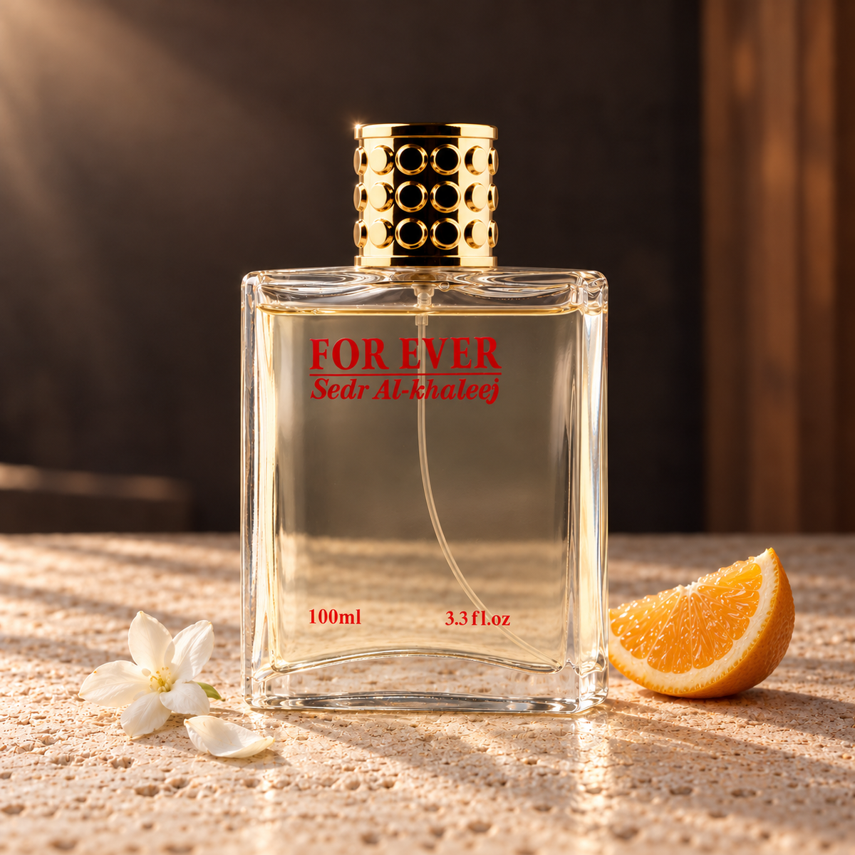 عطر فور إيفر النسائي 100 مل بغطائه الذهبي مع البرتقال وزهر الياسمين في مشهد طبيعي.