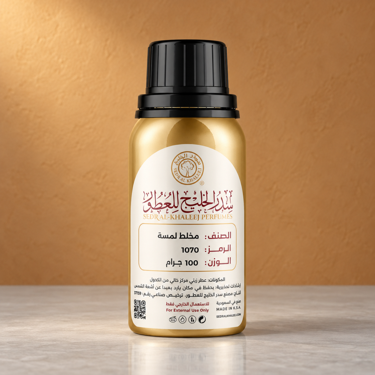 زيت عطري مخلط لمسة من سدر الخليج؛ عبوة أصلية مغلقة على بورسلان رمادي فاتح وخلفية طيني زعفراني بإضاءة هادئة.