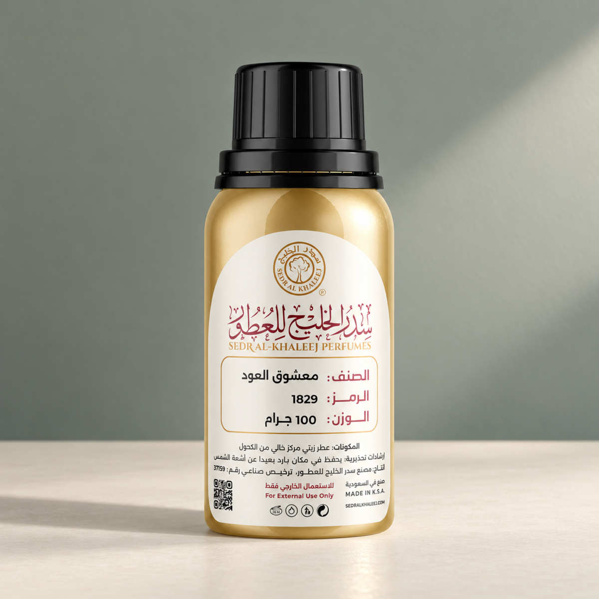 زيت عطري معشوق العود من سدر الخليج؛ عبوة أصلية مغلقة على بورسلان كريمي وخلفية يشمي رمادي بإضاءة هادئة.