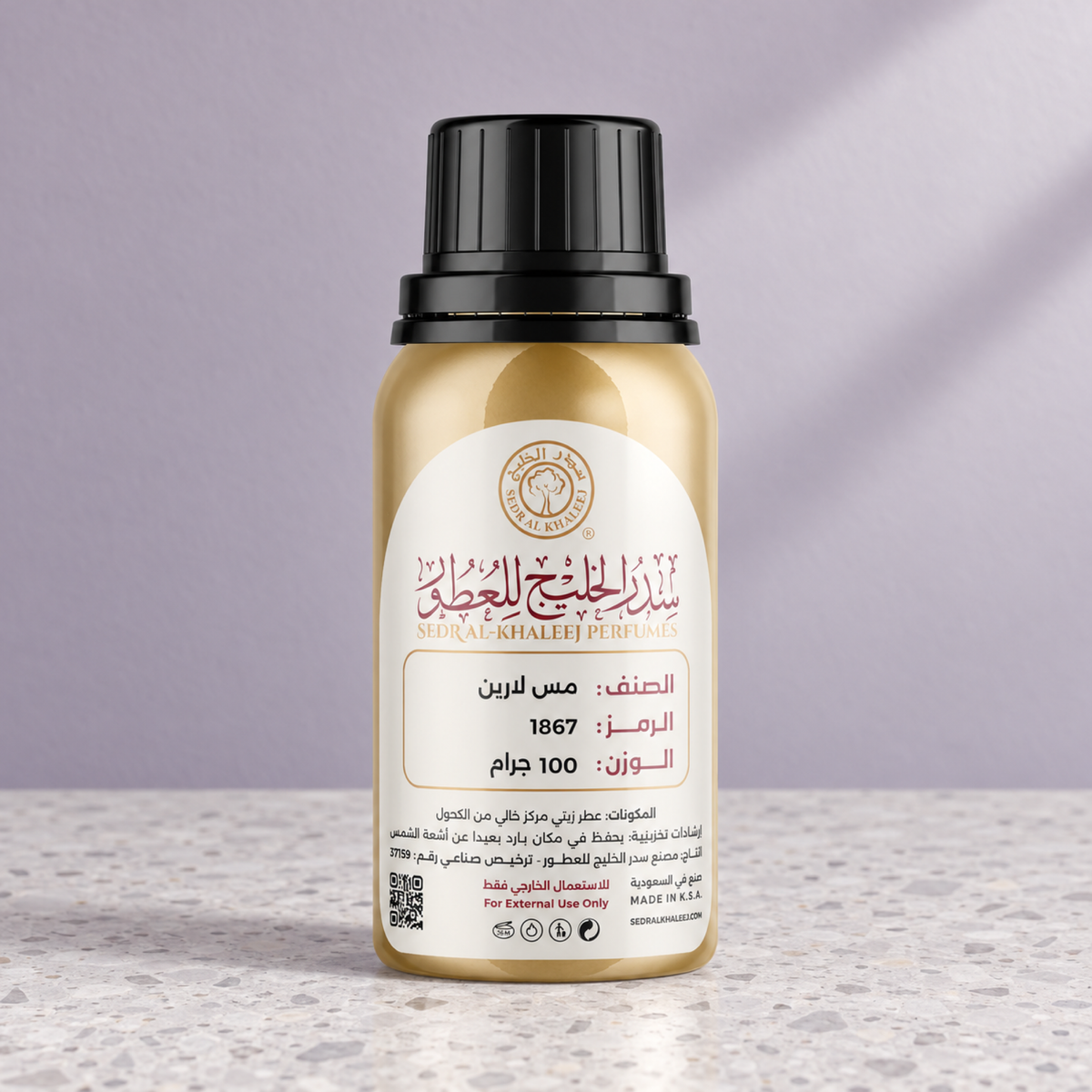 عطر زيتي مستوحى من عطر مس لارين من سدر الخليج؛ تيرازو لؤلؤي وخلفية ليلكية بضوء نهاري ناعم، العبوة الأصلية مغلقة.