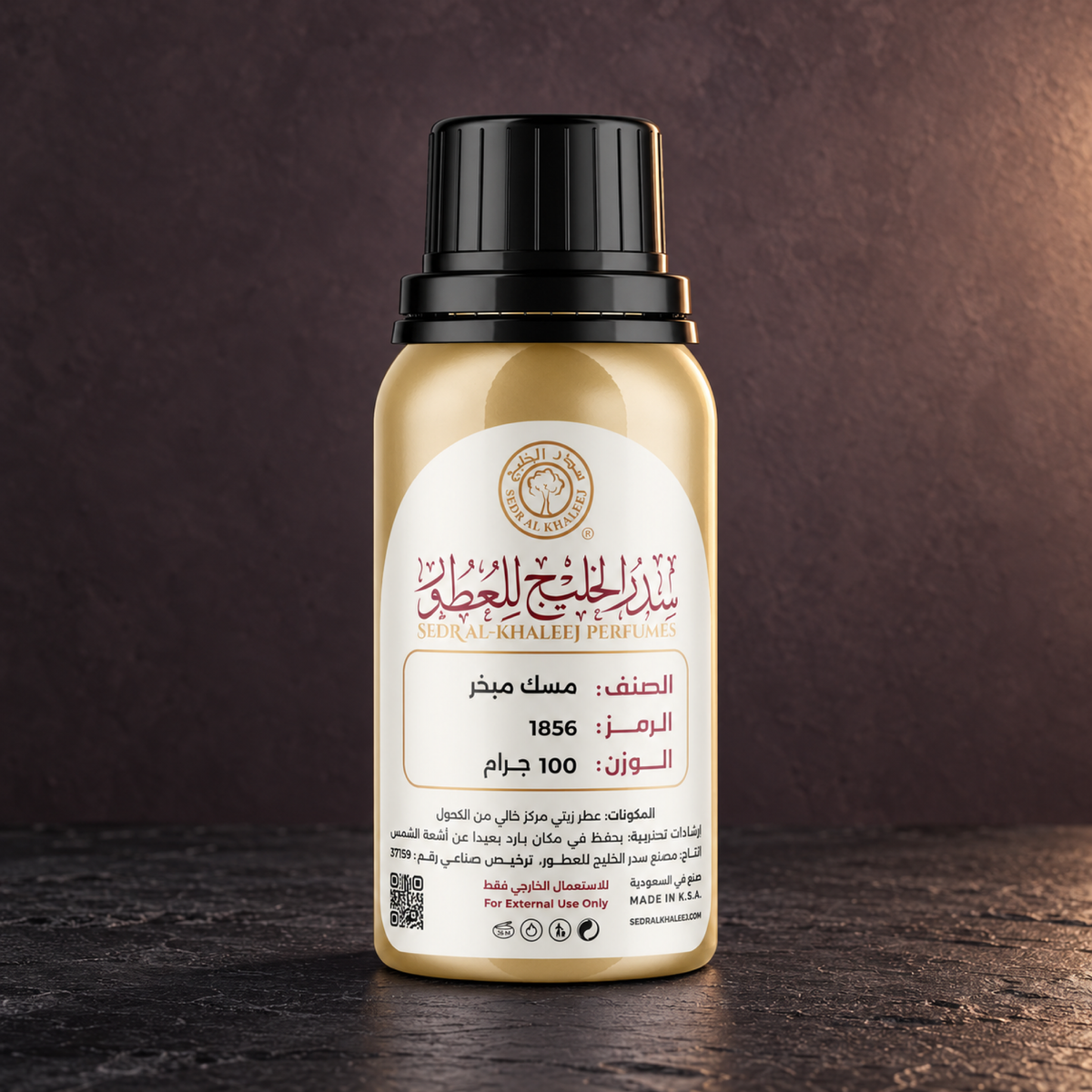 عطر زيتي مسك مبخر من سدر الخليج؛ أردواز أسود وخلفية بنفسجية دخانية بضوء جانبي دافئ، العبوة الأصلية مغلقة.