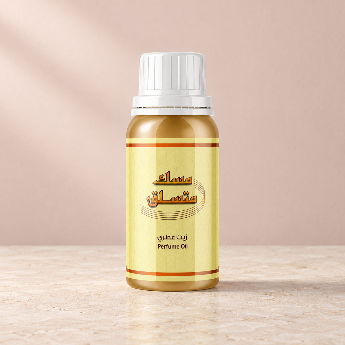 زيت عطري مسك متسلق من سدر الخليج؛ حجر جيري أبيض وخلفية وردية هادئة بضوء نهاري منتشر، العبوة الأصلية مغلقة.