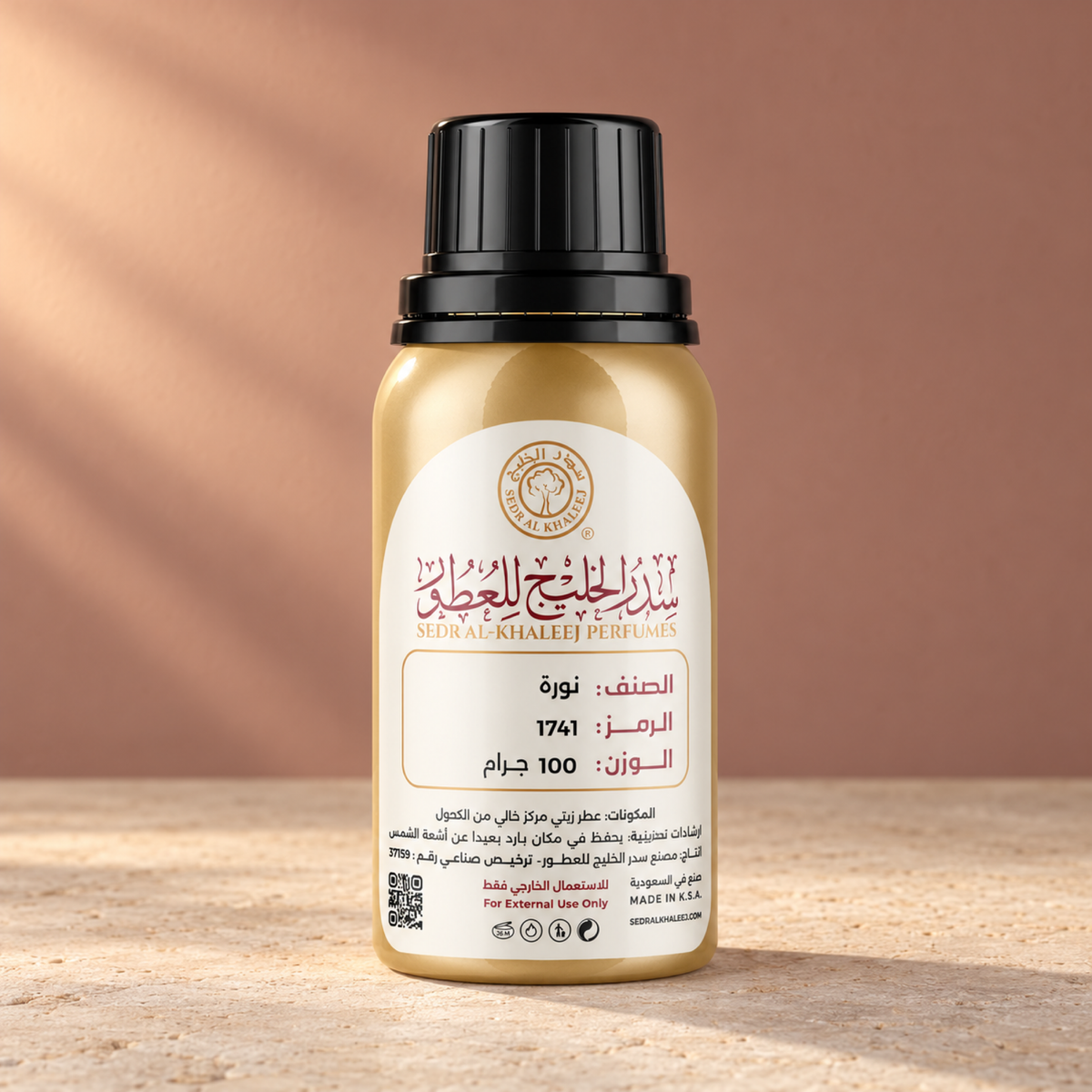 زيت عطري نورة من سدر الخليج؛ حجر جيري طباشيري وخلفية زعفرانية وردية بضوء حواف دافئ، العبوة الأصلية مغلقة.