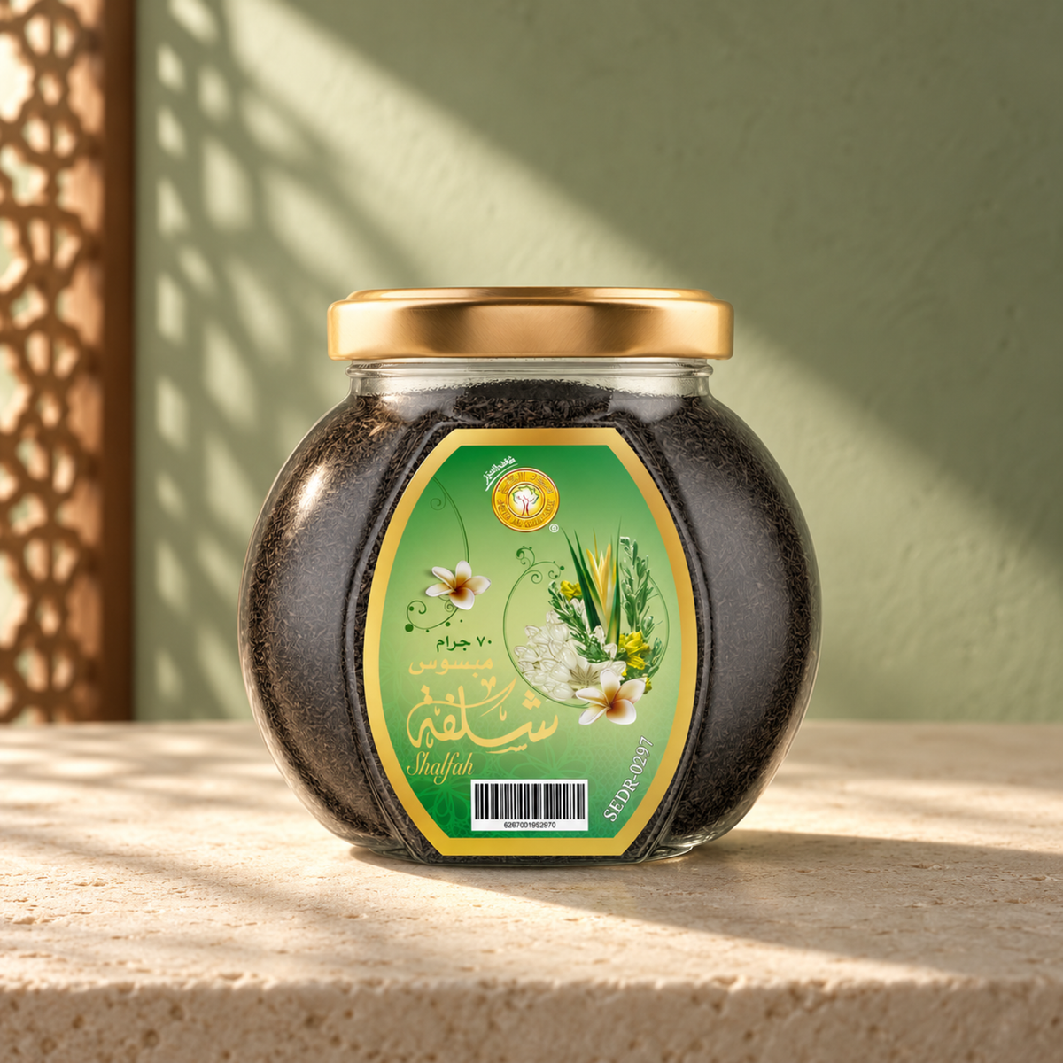 Shalfah Mabsos 70 g from Sedr Al-Khaleej; closed jar with a gold lid and green label on cream limestone against a sage plaster wall, with angled sunlight and a wooden screen shadow.