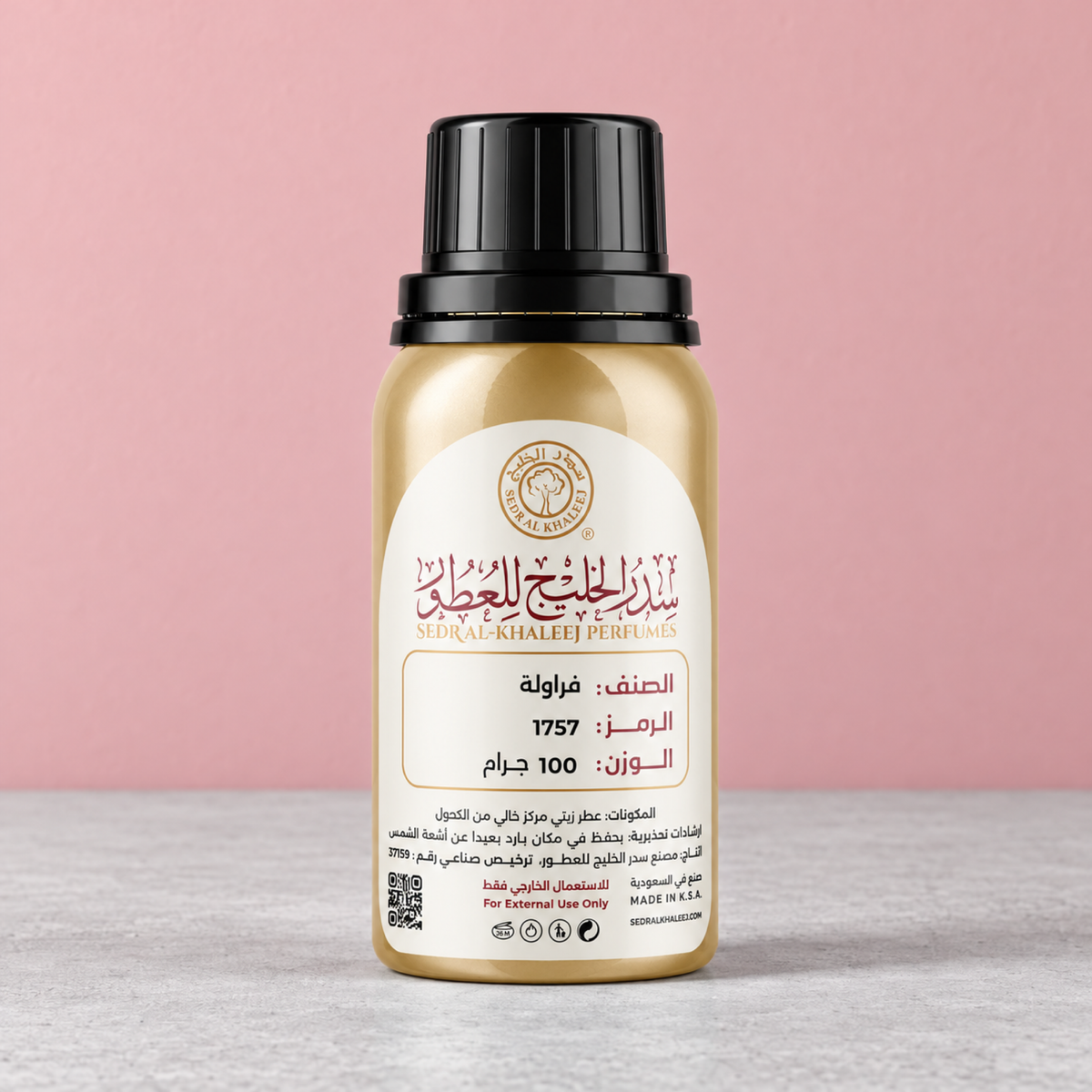 زيت عطري فراولة من سدر الخليج؛ إسمنت رمادي فاتح وخلفية وردية فراولية بضوء واضح محايد، العبوة الأصلية مغلقة.
