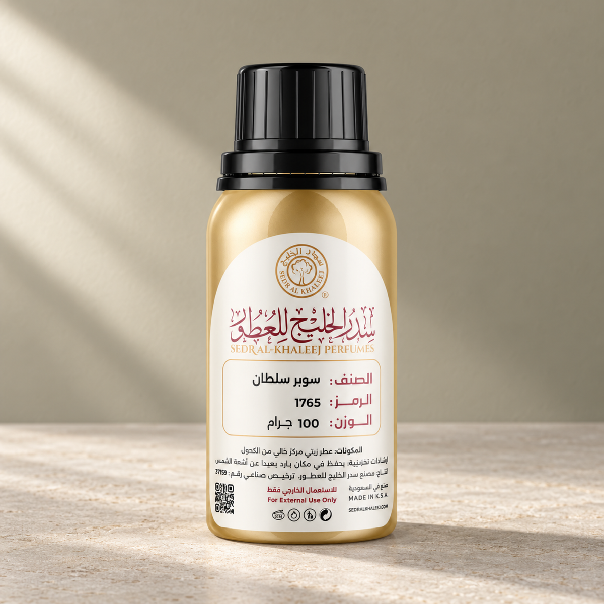 زيت عطري سوبر سلطان من سدر الخليج؛ حجر جيري غريج وخلفية كهرمانية مريمية بضوء صباح شريطي، العبوة الأصلية مغلقة.